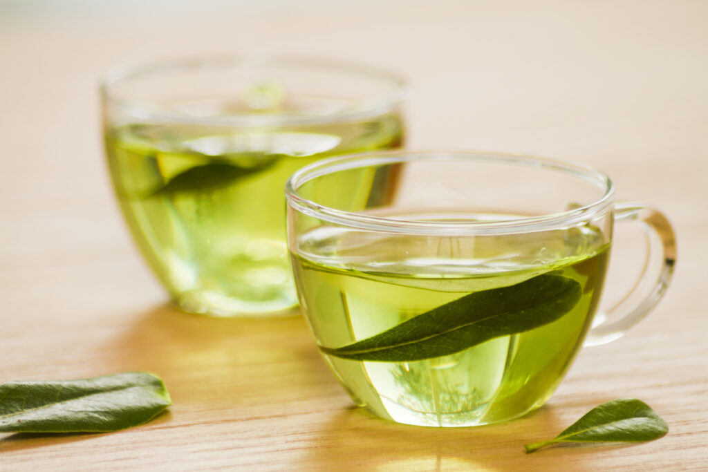 Why is Liptons green tea helpful for losing weight